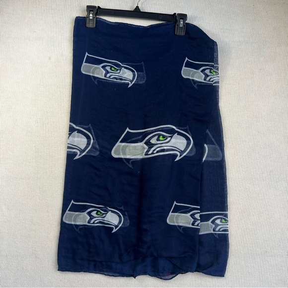 Seattle Seahawks NFL Team Apparel Top Women’s Size 2X and Infinity Scarf - Picture 11 of 12